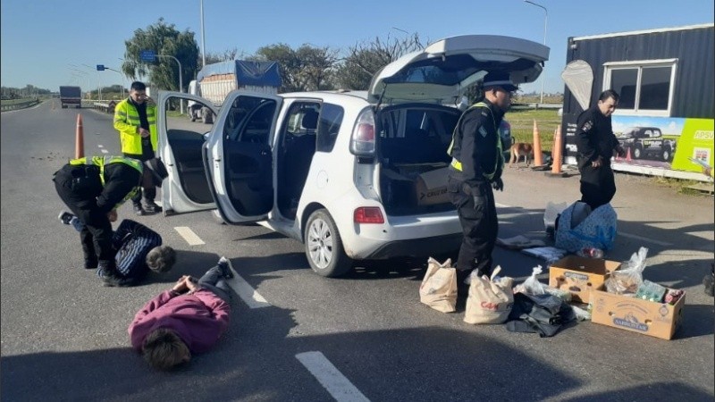 Reinaldo y su acompañante, detenidos en plena autopista.