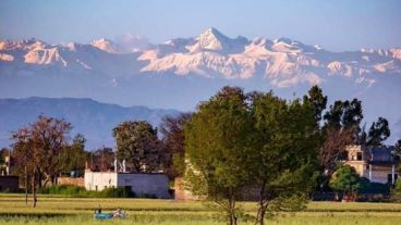 La cuaretena limpió el aire y se volvió a ver la cadena montañosa.