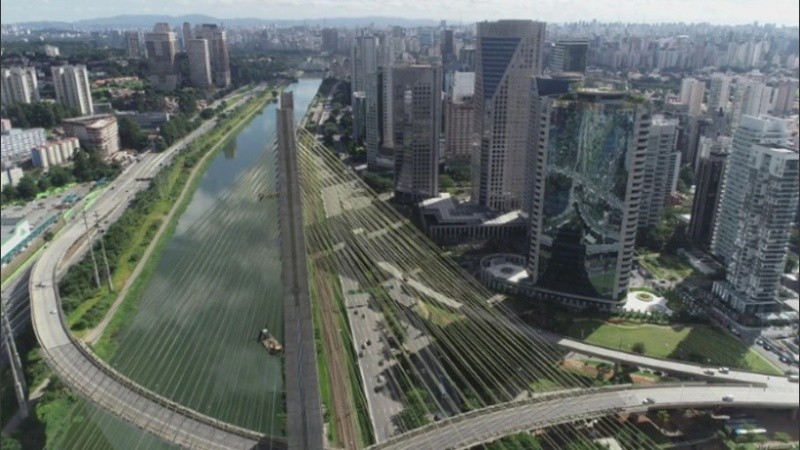 Vista aérea del puente de Oliveira en Sao Paulo, totalmente vacío por la cuarentena en ese estado.