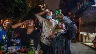 Festejan en China por la ausencia de casos en 24 horas.