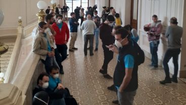 La espera de los periodistas en los pasillos de Gobernación.