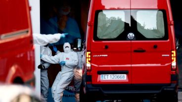 Denuncian que "camuflan" camionetas para trasladar muertos en España.