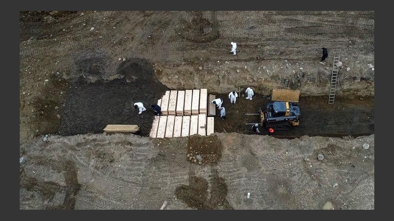 Las gigantes fosas comunes frente al Bronx. 