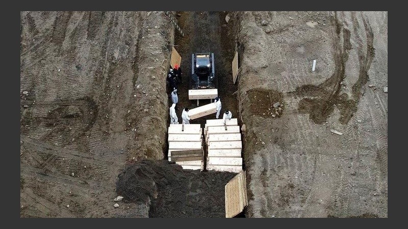 Las gigantes fosas comunes frente al Bronx. 