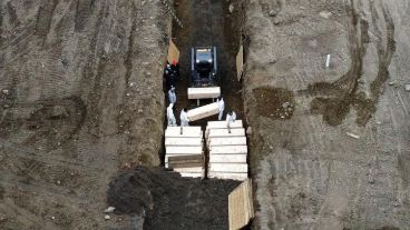 Las gigantes fosas comunes frente al Bronx.