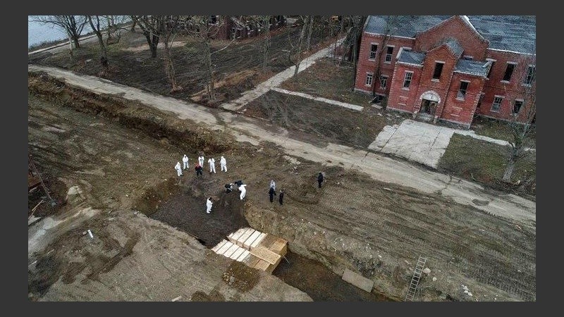 Las gigantes fosas comunes frente al Bronx. 