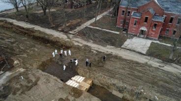 Las gigantes fosas comunes frente al Bronx.