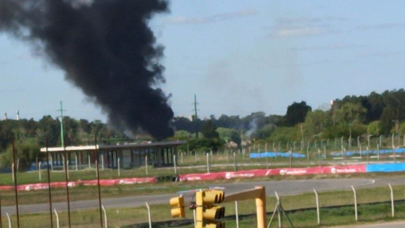 Las cubiertas en llamas generaron ese humo. 