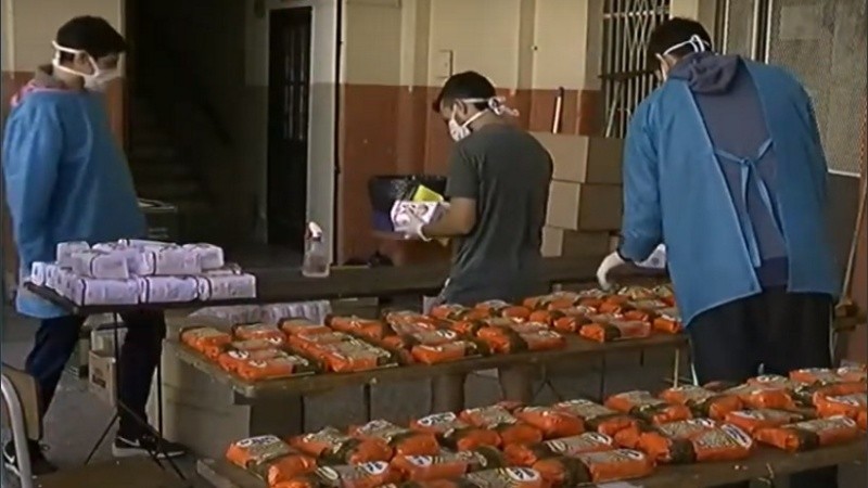 En el colegio San José se elaboran 550 viandas diarias de comida para personas en situación de calle, durante la cuarentena.