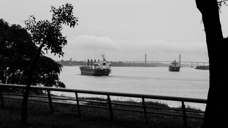 El río Paraná tiene movimiento de grandes embarcaciones.
