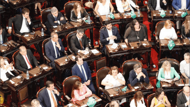 Máximo Kirchner, abajo a la derecha en la foto con la bancada del Frente de Todos.