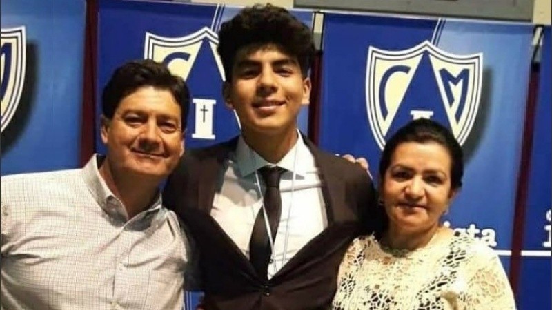 Fernando con sus padres. 