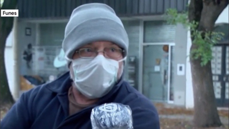 Los vecinos de Funes preparan sus barbijos caseros.