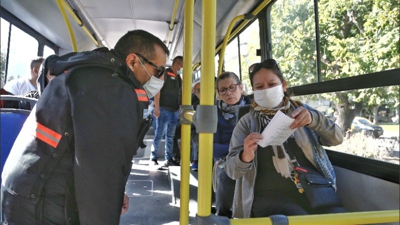 Los agentes de control le pidieron el certificado para desplazarse a cada pasajero.