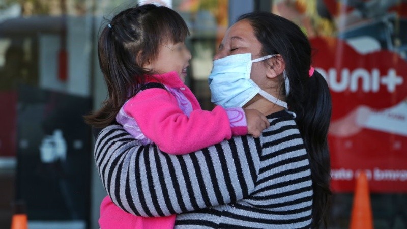 El reencuentro de Dana con su mamá, María Isabel, en Rosario.