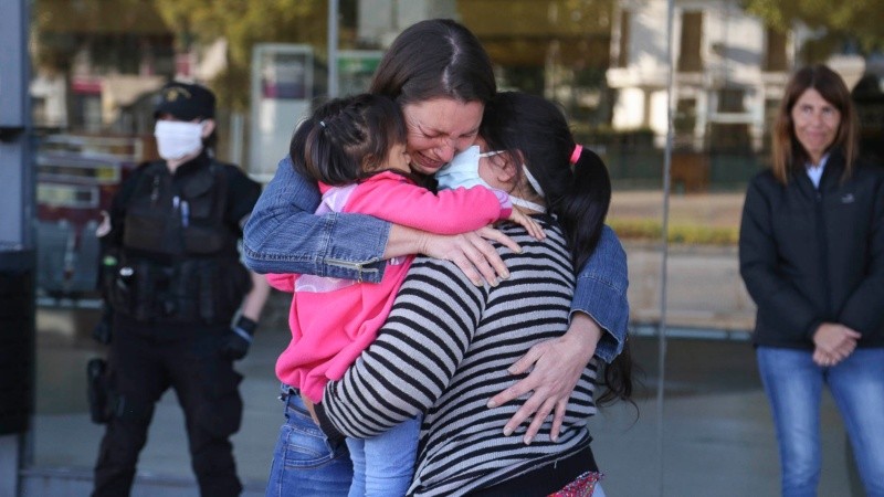 La tía, con quien la nena estuvo estas cuatro semanas, se sumó al abrazo.