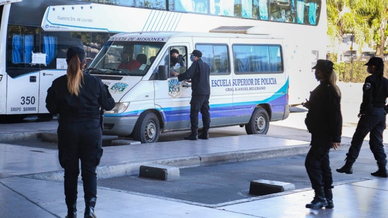 La combi de la Policía de Misiones que vino a buscar a Dana.