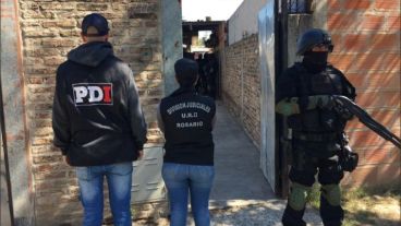 Los policías son investigados por la vinculación con un hecho ocurrido en Puente Gallego.