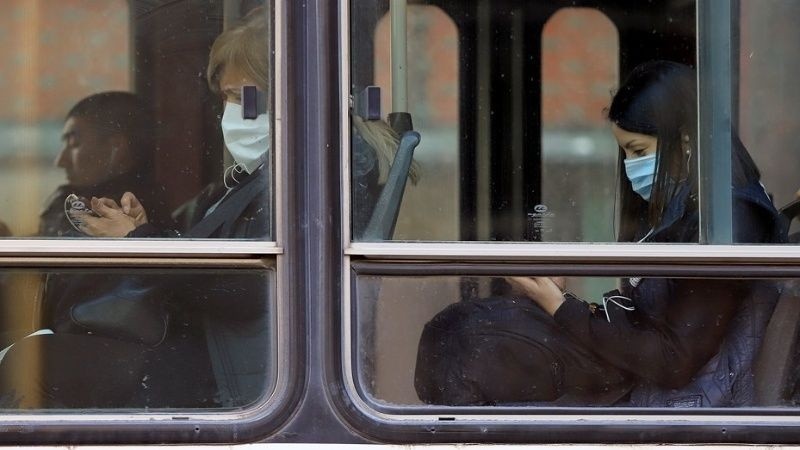 Barbijo en el colectivo, sì o sì.