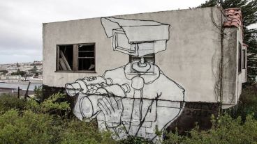 "Los jardines virtuales nos invitan a pensar pero también a perdernos, a dejarnos llevar por el clickeo voyeur y recrearnos ante el estrés de la hiperconexión", explican desde la editorial Caja Negra.