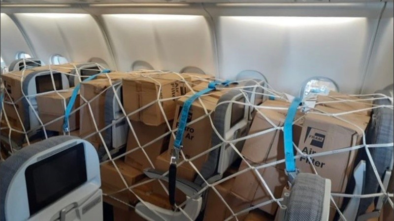 El vuelo de Aerolíneas fue preparado para traer los insumos.