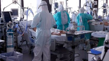Los médicos sufren estrés por la incertidumbre que atraviesa la pandemia.