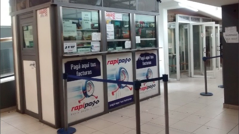 Se podrá pagar hasta un máximo de 8 facturas de impuestos y/o servicios por persona, en efectivo o en tarjeta de débito.