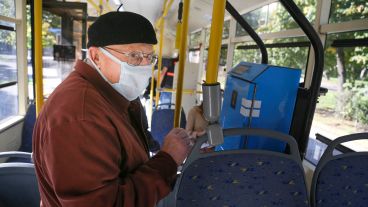 El barbijo, especialmente recomendado en el transporte público.