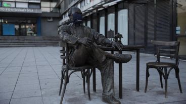El "Negro" Fontanarrosa con el barbijo en la Plaza Montenegro de Rosario.