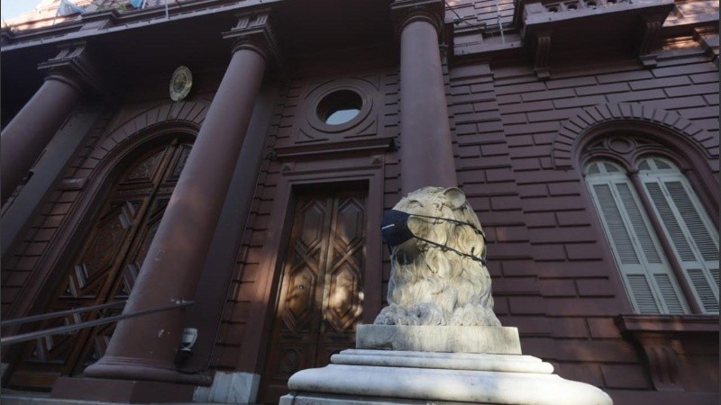 Los leones del Palacio Municipal también tienen barbijo. 