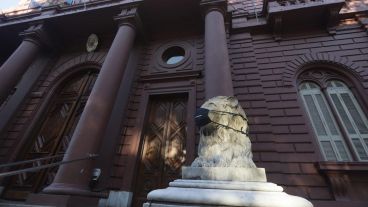 Los leones del Palacio Municipal también tienen barbijo.