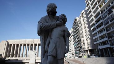 Estatuas con barbijo en el Monumento a la Bandera.