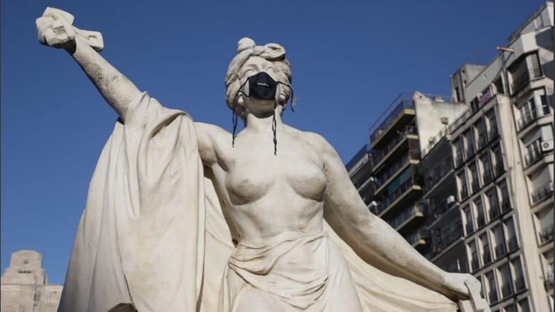 Estatuas con barbijo en el Monumento a la Bandera. 