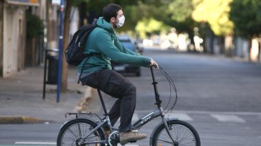 Una de las dudas: ¿es obligatorio llevar barbijo al conducir autos, motos o bicicletas?