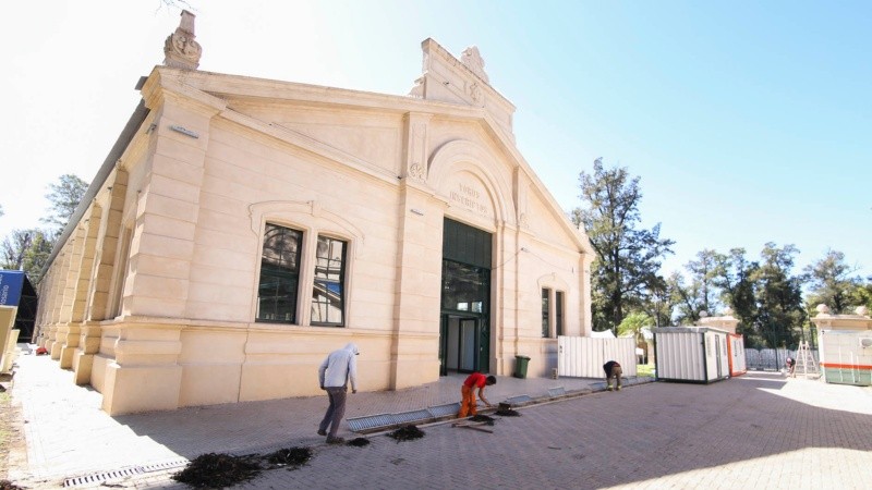 Los preparativos en el Hipódromo y la ex Rural que serán centros de aislamiento para personas con el virus covid-19.