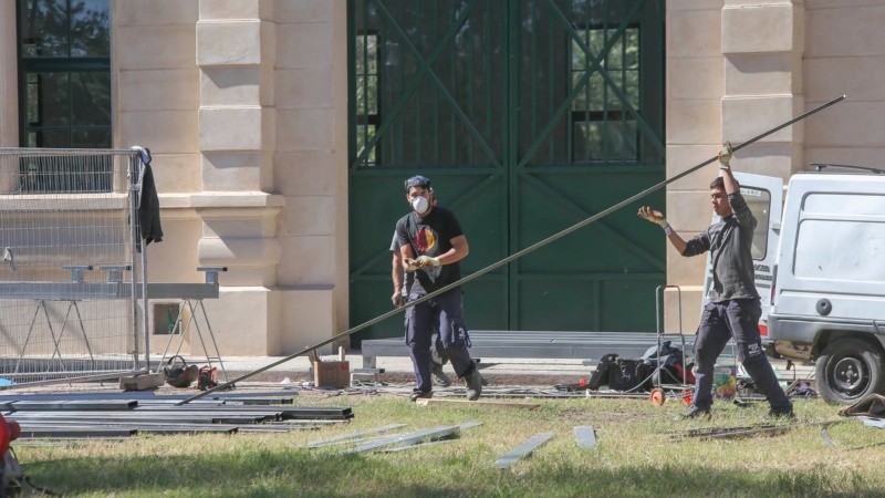 Los preparativos en el Hipódromo y la ex Rural que serán centros de aislamiento para personas con el virus covid-19.