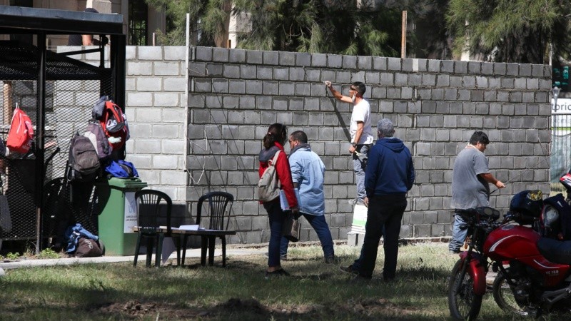 Los preparativos en el Hipódromo y la ex Rural que serán centros de aislamiento para personas con el virus covid-19.