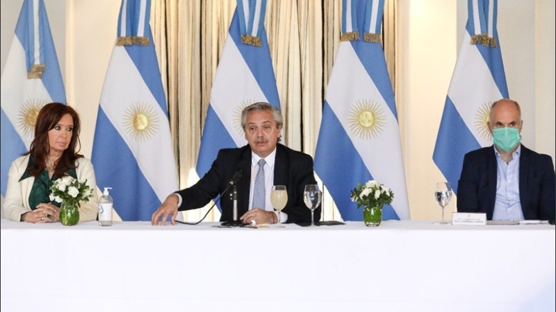 El presidente encabezó la presentación junto a Guzmán y otras autoridades.
