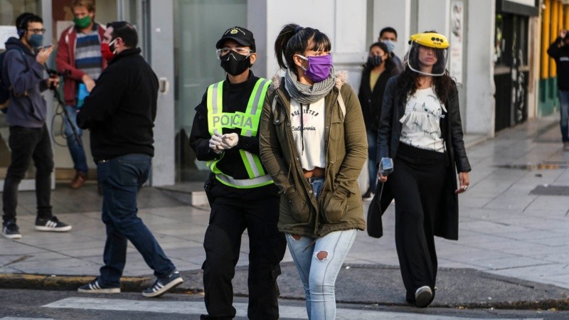Controles en el primer día de obligatoriedad de llevar tapabocas en la vía pública. 