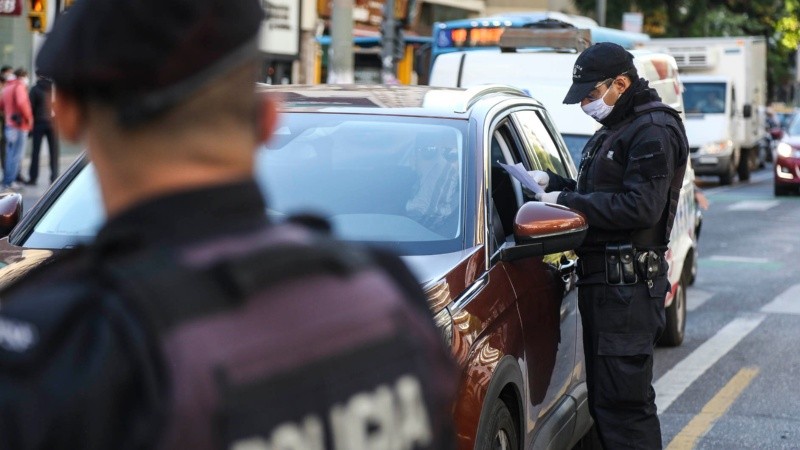 Controles en el primer día de obligatoriedad de llevar tapabocas en la vía pública. 