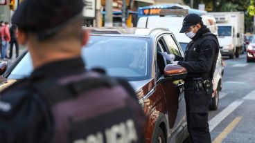 Controles en el primer día de obligatoriedad de llevar tapabocas en la vía pública.