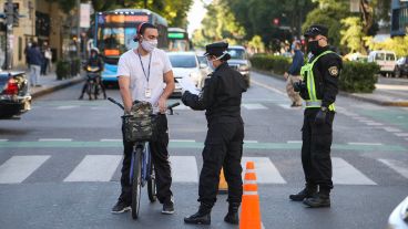 Controles en el primer día de obligatoriedad de llevar tapabocas en la vía pública.