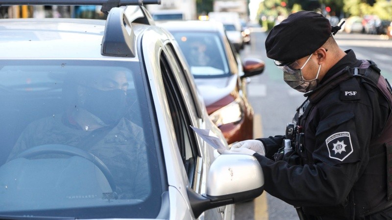 Controles en el primer día de obligatoriedad de llevar tapabocas en la vía pública. 