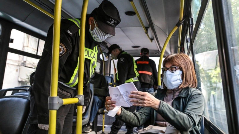 Controles en el primer día de obligatoriedad de llevar tapabocas en la vía pública. 