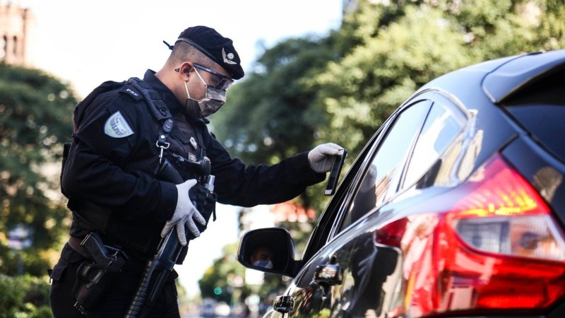 Controles en el primer día de obligatoriedad de llevar tapabocas en la vía pública. 