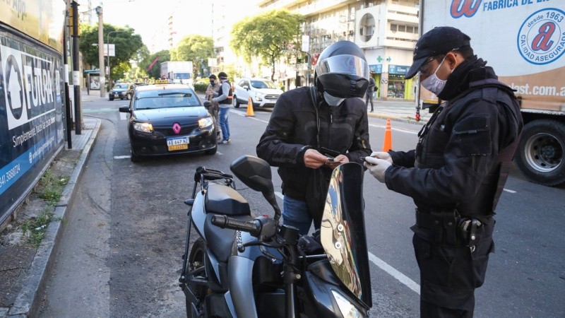 Controles en el primer día de obligatoriedad de llevar tapabocas en la vía pública. 
