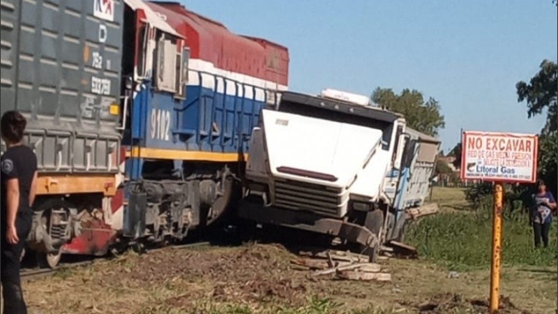 La máquina dividió a la parte delantera del camión de su acoplado