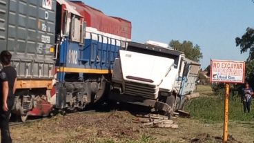 La máquina dividió a la parte delantera del camión de su acoplado