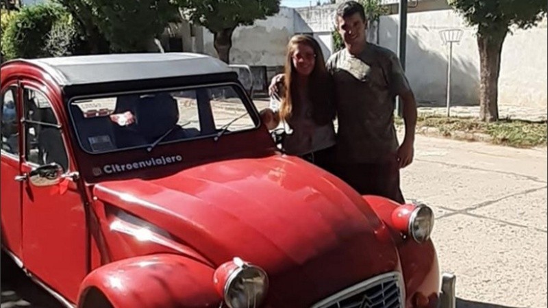 Cintia y Ramiro cuando estaban a punto de salir desde Zavalla con su Citroen 3CV. 