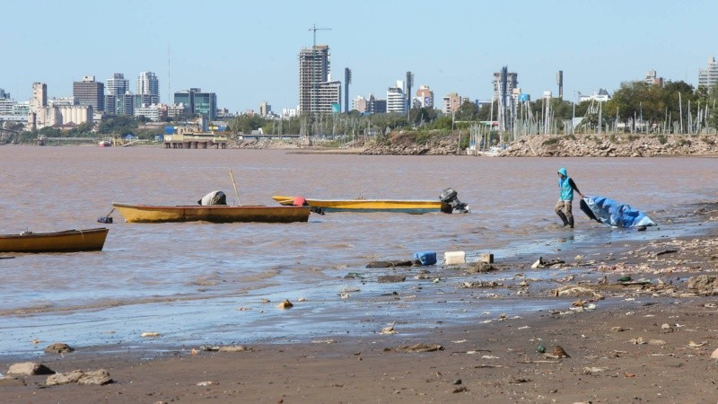 La altura del río este sábado en Rosario llegó a los 0,87 metros. En la Rambla Catalunya la bajante es notoria.